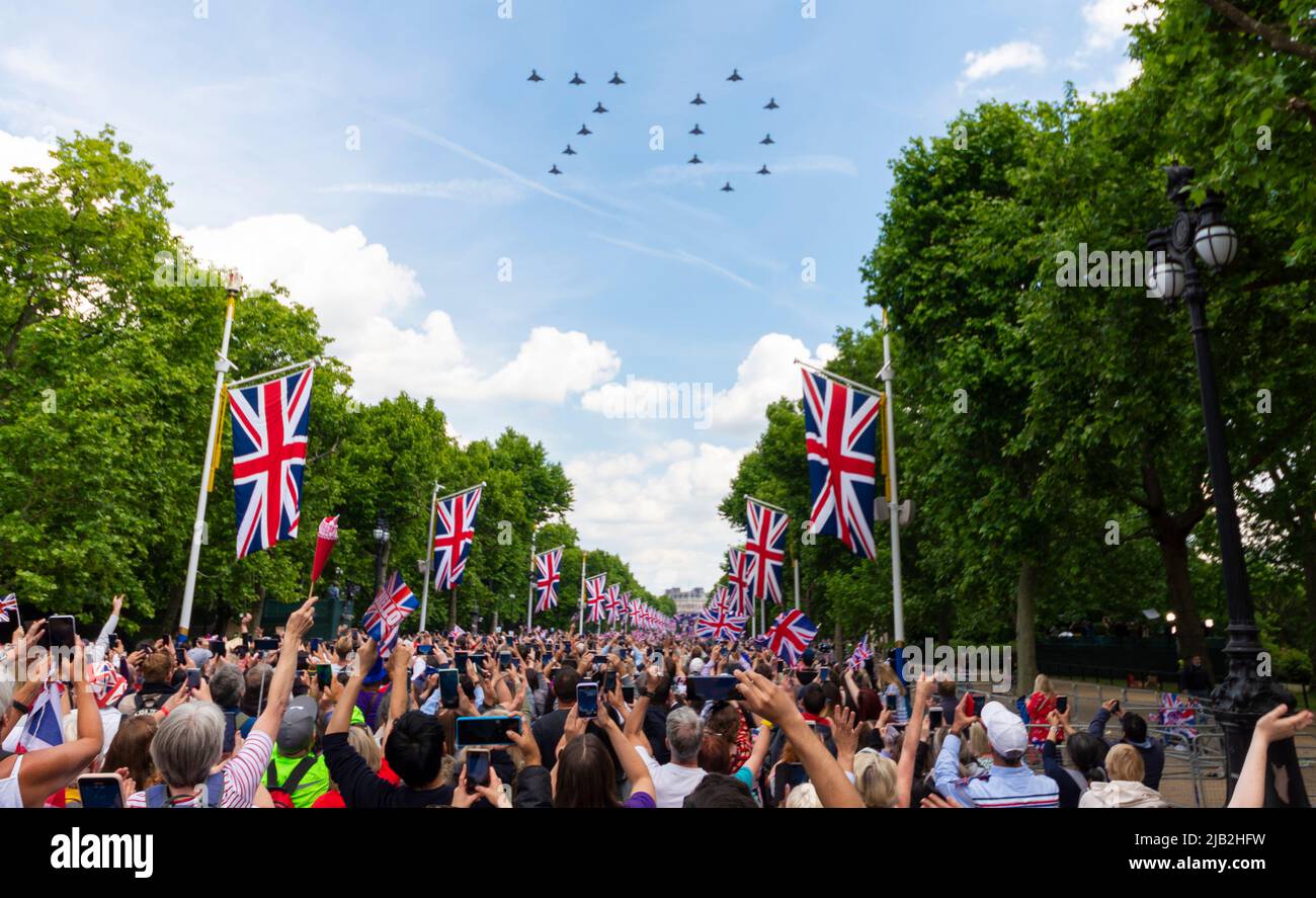 The Mall, London, Großbritannien. Juni 2022. Die Queen’s Birthday Flypast über der Mall beinhaltete 70 eine Formation von Eurofighter Typhoon Kampfflugzeugen der Royal Air Force Stockfoto