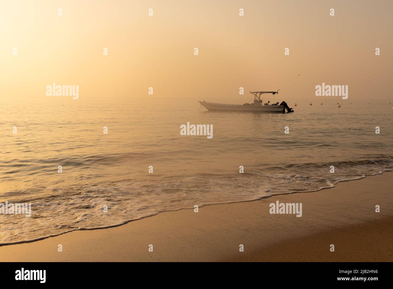 Blick auf ein Fischerboot, das näher an der Küste im Emirat Fujairah, Vereinigte Arabische Emirate, vor Anker liegt. Stockfoto