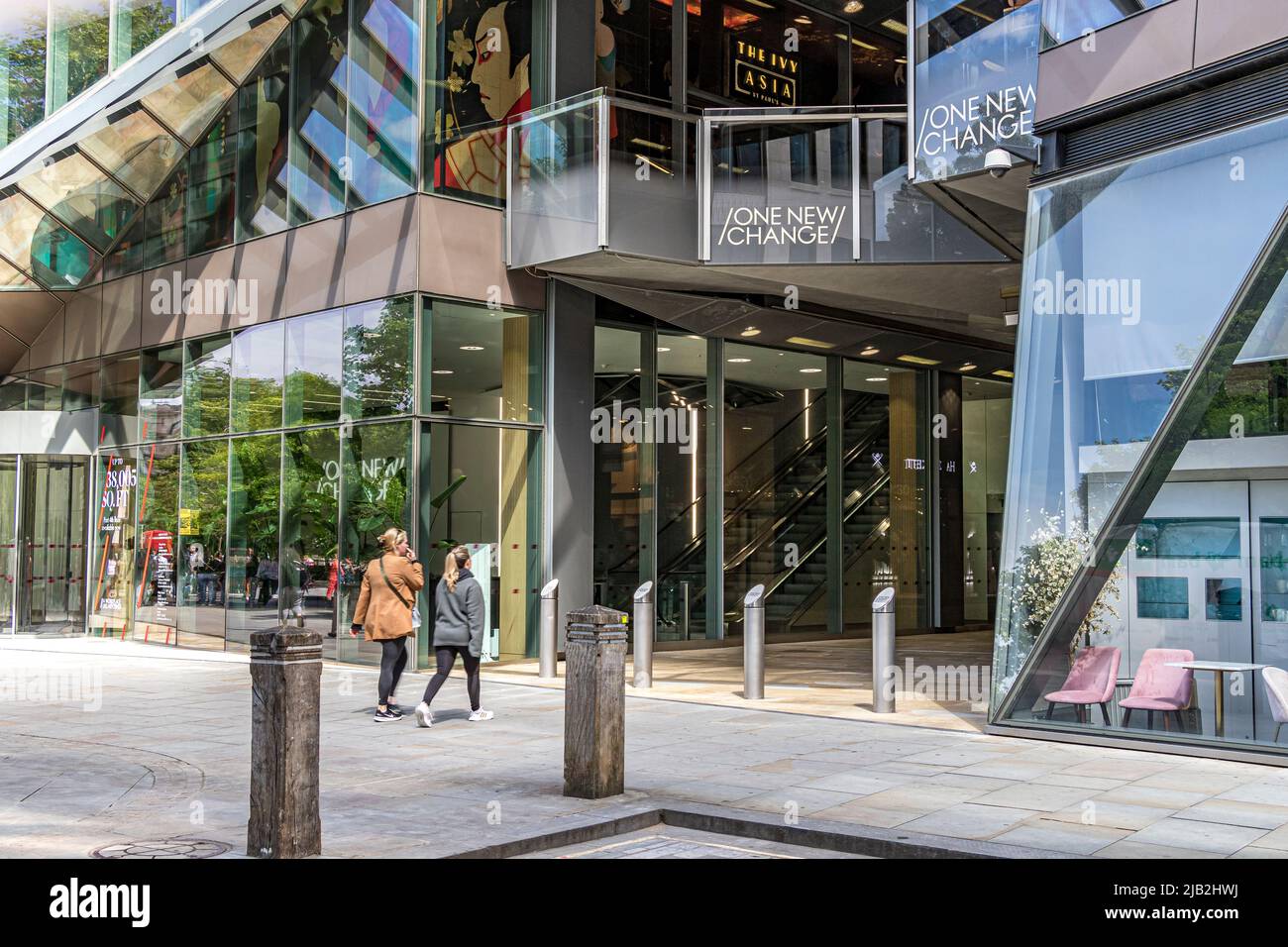 Zwei Frauen betreten One New Change, St Paul's, ein Büro- und Einzelhandelsbauunternehmen im Herzen der City of London, EC4 Stockfoto