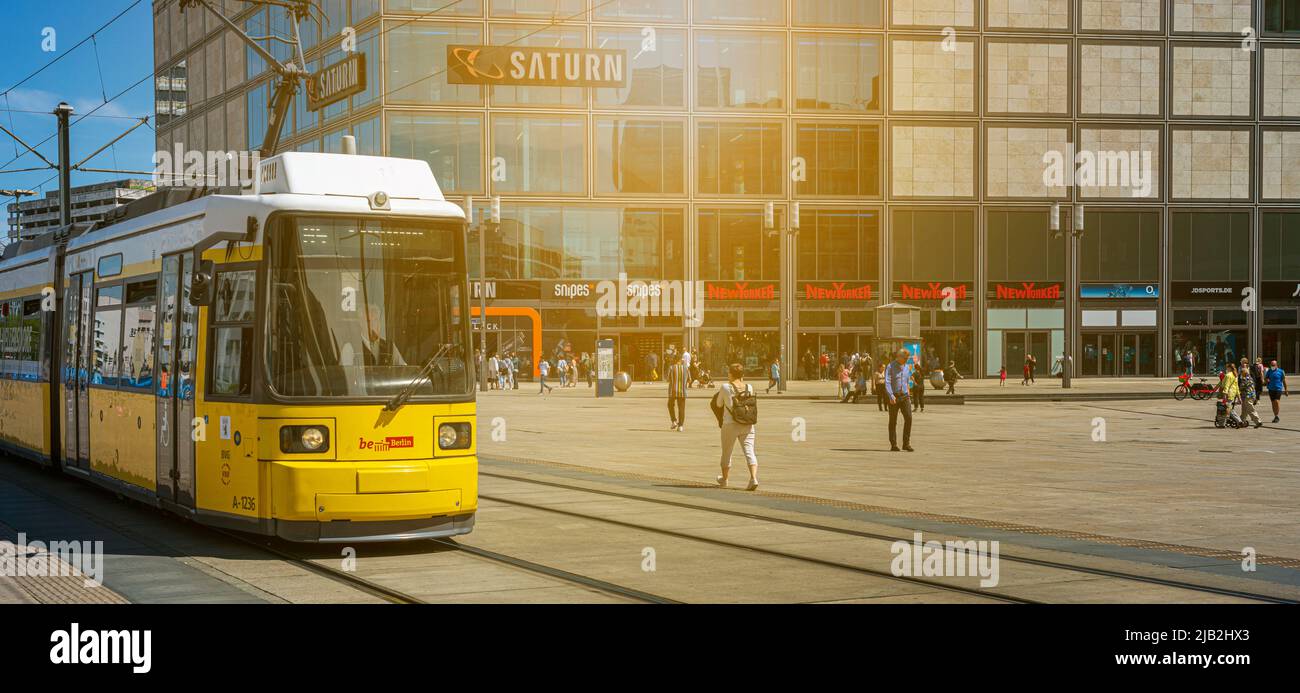 Straßenbahnen am Alexanderplatz in Berlin Stockfoto