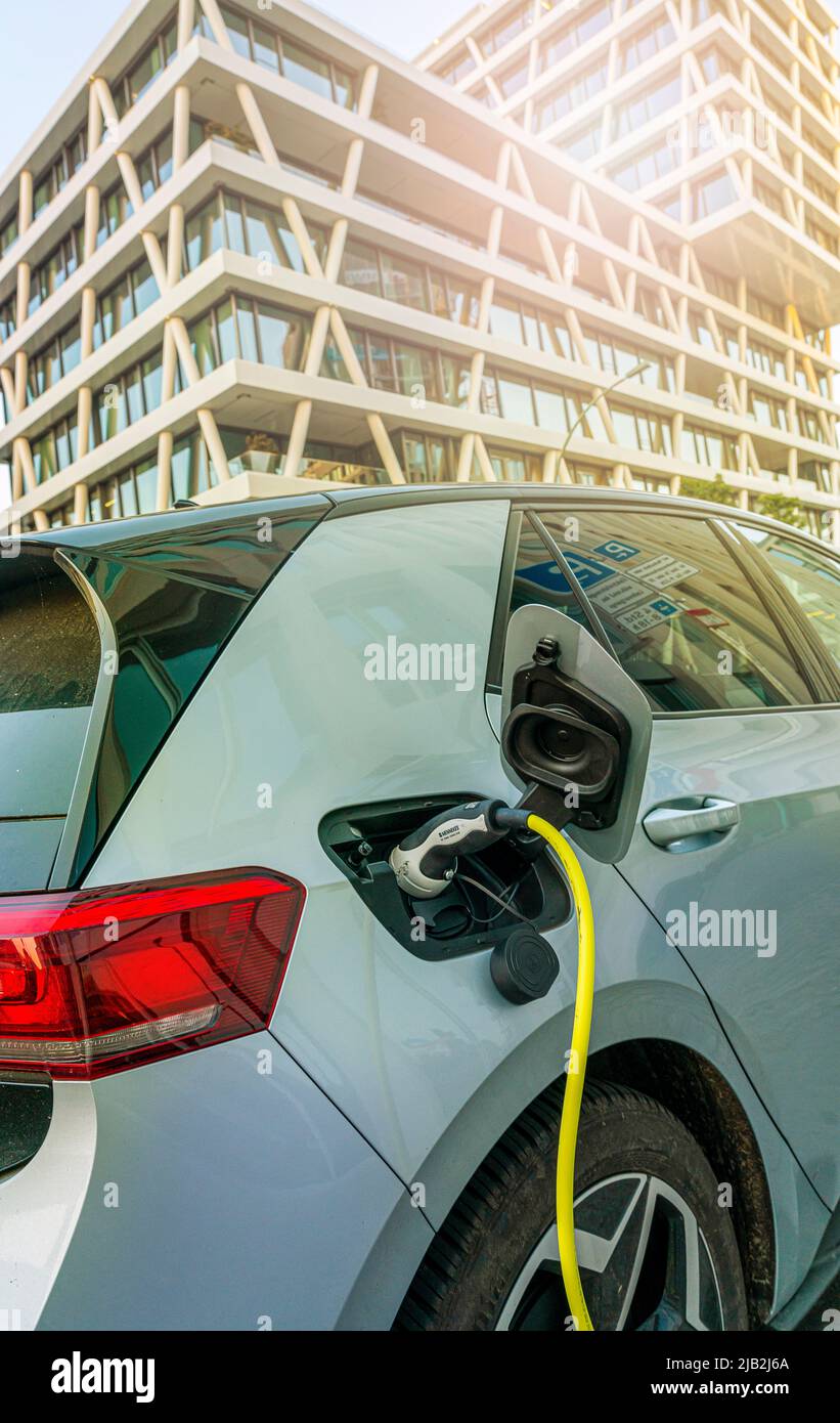 Ladestation für Elektroautos in der Stadt, Berlin, Deutschland Stockfoto