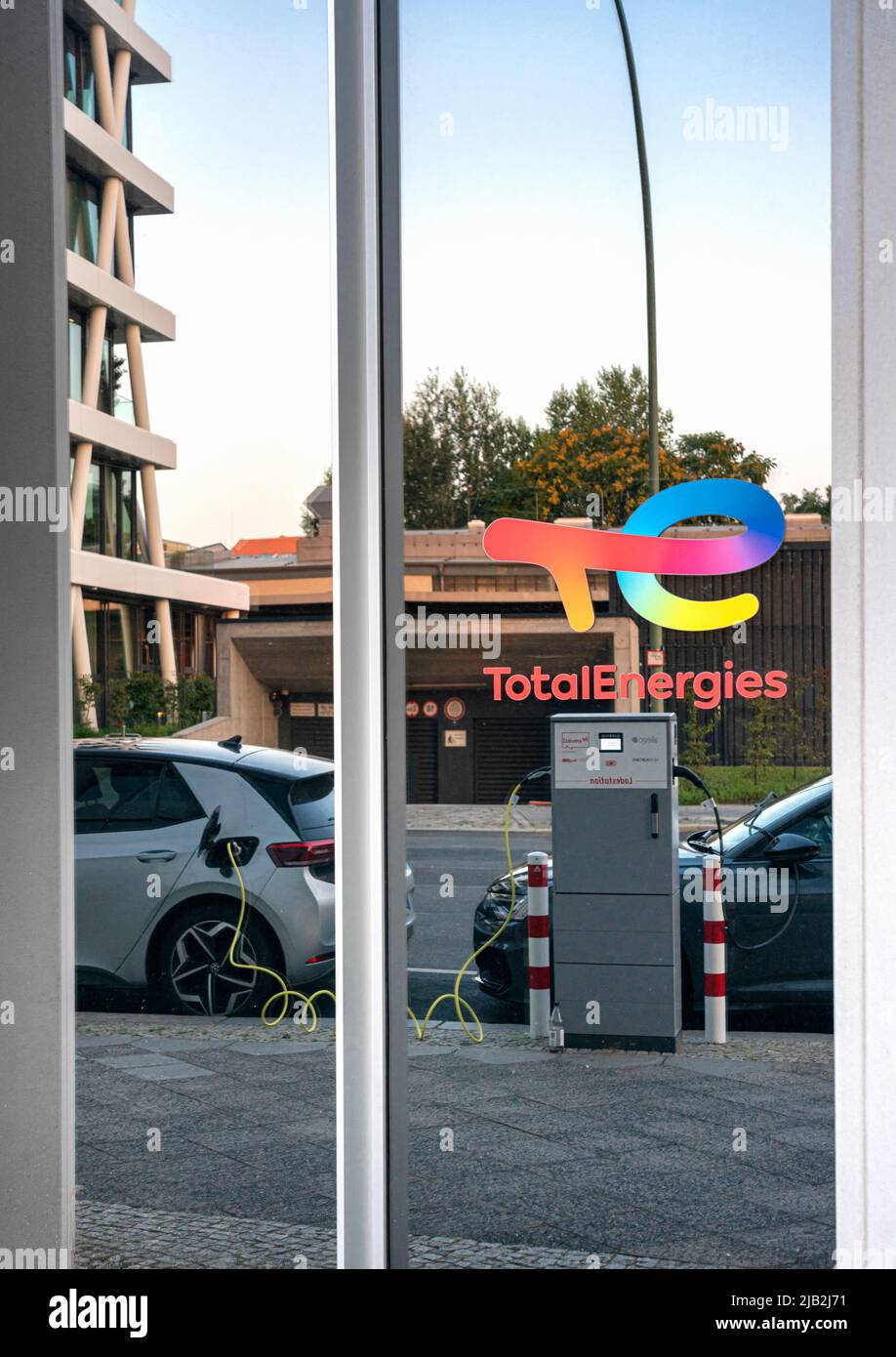 Ladestation für Elektroautos in der Stadt, Berlin, Deutschland Stockfoto
