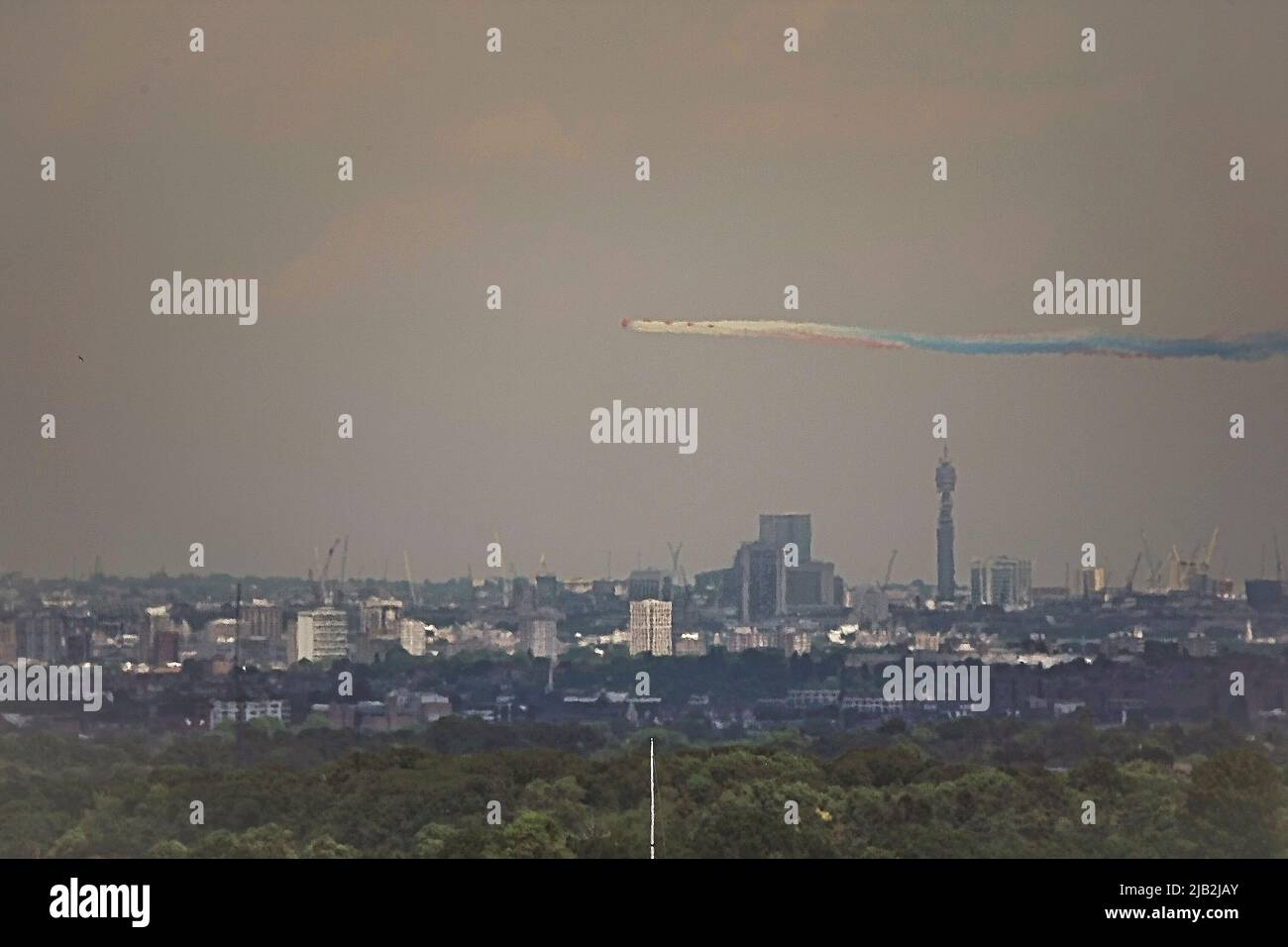 Epsom Downs, Surrey, Großbritannien. 2.. Juni 2022. Der Platinum Jubilee-Flypast mit den berühmten Red Arrows passiert London (Südwesten), nachdem die königliche Familie auf dem Balkon des Buckingham Palace „summt“. Quelle: Motofoto/Alamy Live News Stockfoto