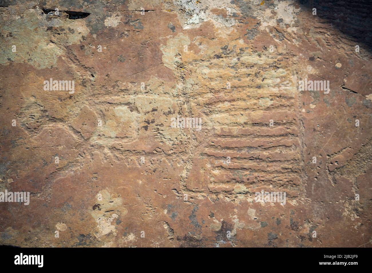 Gezeichnete Figuren auf der Steinmauer. Felsmalerei in Berg der Republik Altai, Russland Stockfoto