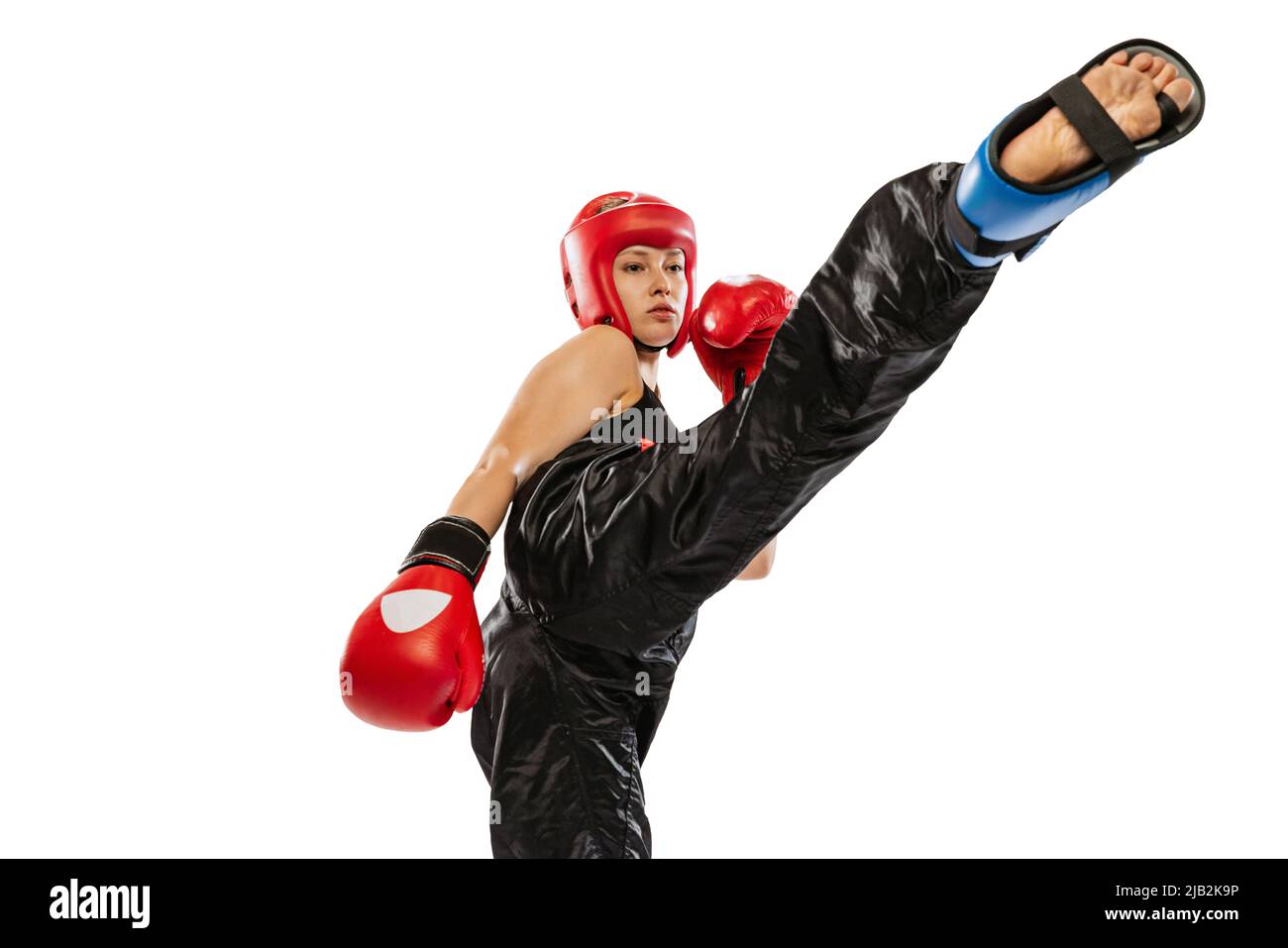 Eine Boxerin in Boxhandschuhen und Helmtraining isoliert auf weißem Studiohintergrund. Sport, Wettbewerb, Hobby, Ergebnisse, Erfolgskonzept Stockfoto