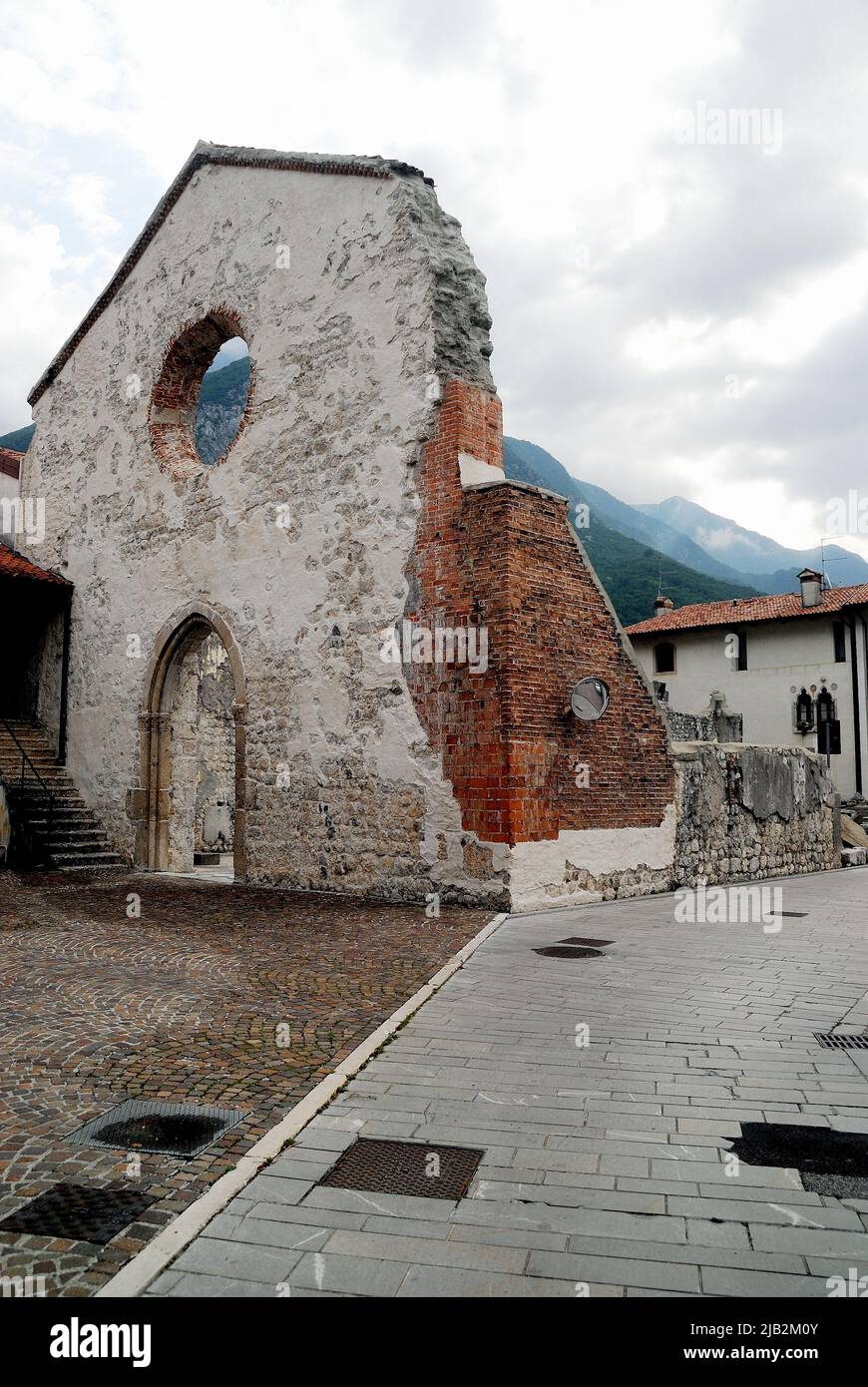 Venzone Friaul Julisch Venetien Italien Die Erdbebenruine Der Kirche venzone-friaul-julisch-venetien-italien-die-erdbebenruine-der-kirche