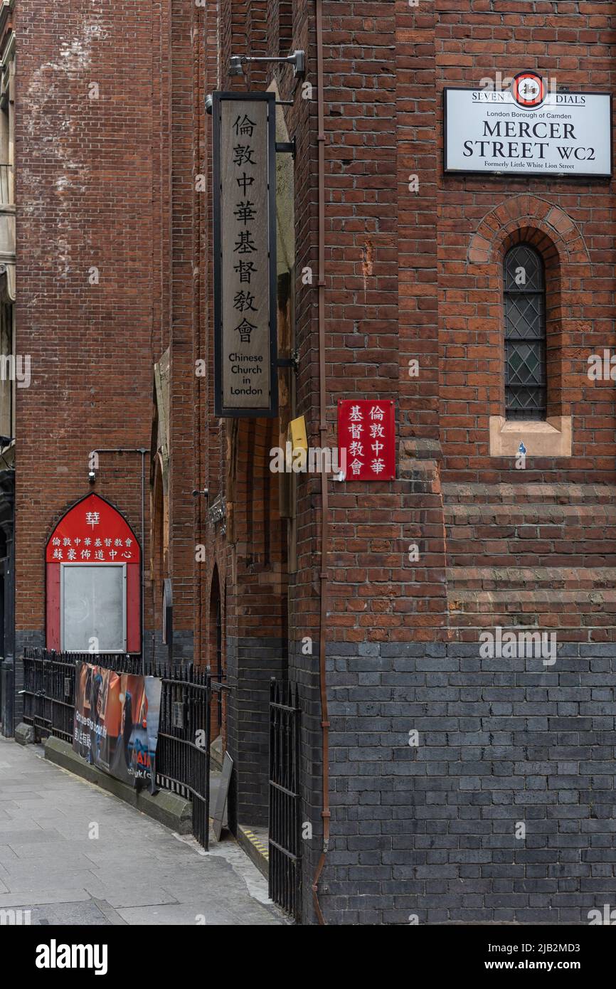 LONDON, Großbritannien - 26. MAI 2022: Außenansicht der chinesischen Kirche in London an der Ecke Mercer Street und Shaftesbury Avenue Stockfoto