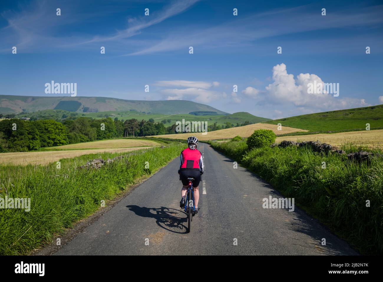 Radfahrerin in Bowland, Lancashire, Großbritannien. Stockfoto