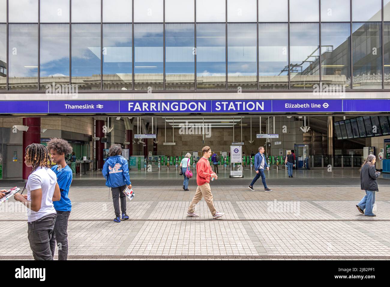 Menschen auf der Parcours an der Farringdon Station an der Elizabeth Line, die am 24.. Mai 2022 in der Cowcross St, London EC1 eröffnet wurde Stockfoto