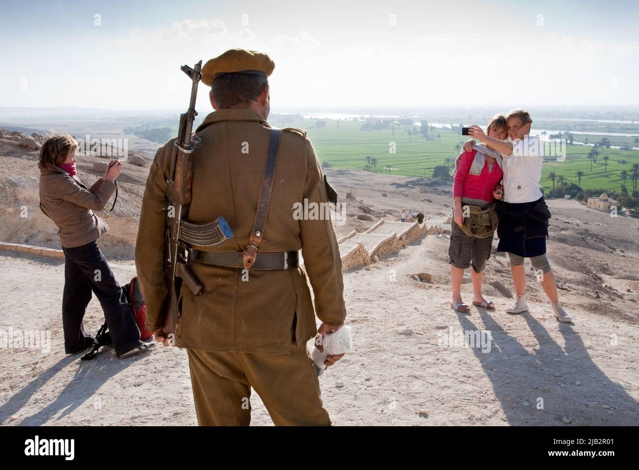 Ägypten, ElMinya.an den Felsgräbern von Beni Hassan werden Touristen von der Touristenpolizei geschützt. Stockfoto