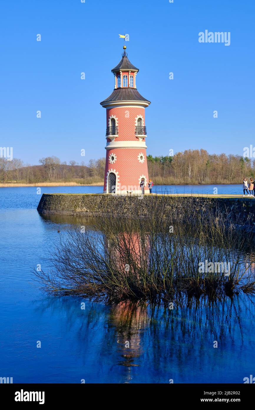 Moritzburg bei Dresden, Sachsen, Deutschland, 1. März 2022: Der Moritzburger Leuchtturm am Moritzburger Großen Teich wurde im 18.. Jahrhundert errichtet. Stockfoto