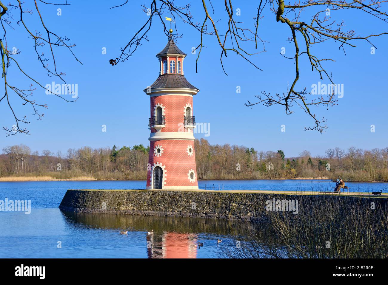 Moritzburg bei Dresden, Sachsen, Deutschland, 1. März 2022: Der Moritzburger Leuchtturm am Moritzburger Großen Teich wurde im 18.. Jahrhundert errichtet. Stockfoto