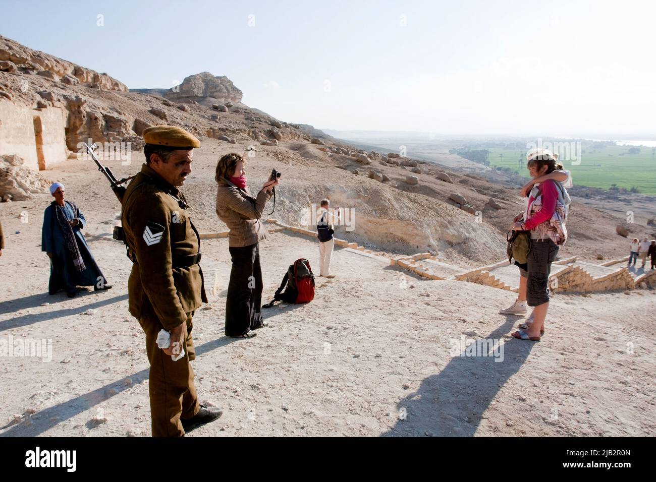 Ägypten, ElMinya.an den Felsgräbern von Beni Hassan werden Touristen von der Touristenpolizei geschützt. Stockfoto