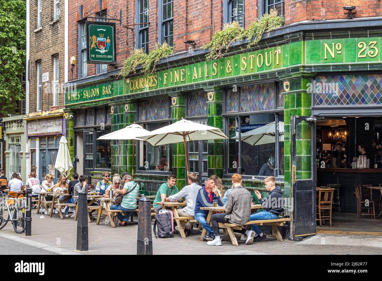 Leute, die einen Drink außerhalb des Exmouth Arms auf dem Exmouth Market, einer halbFußgängerstraße in Clerkenwell, London EC1, genießen Stockfoto