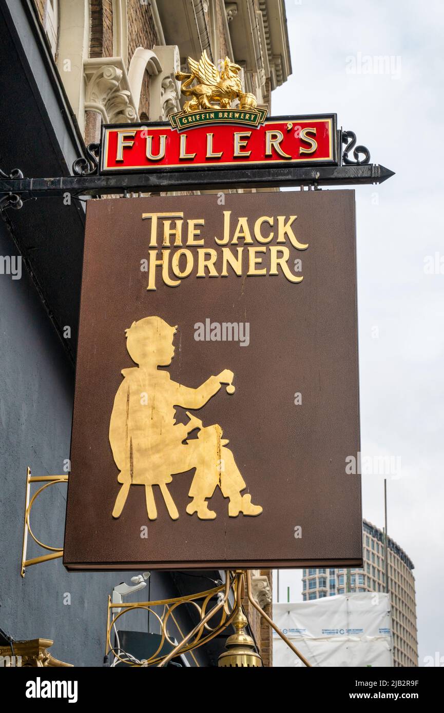 London, Großbritannien - 3. Mai 2022: The Jack Horner Pub in der Tottenham Court Road in London Stockfoto