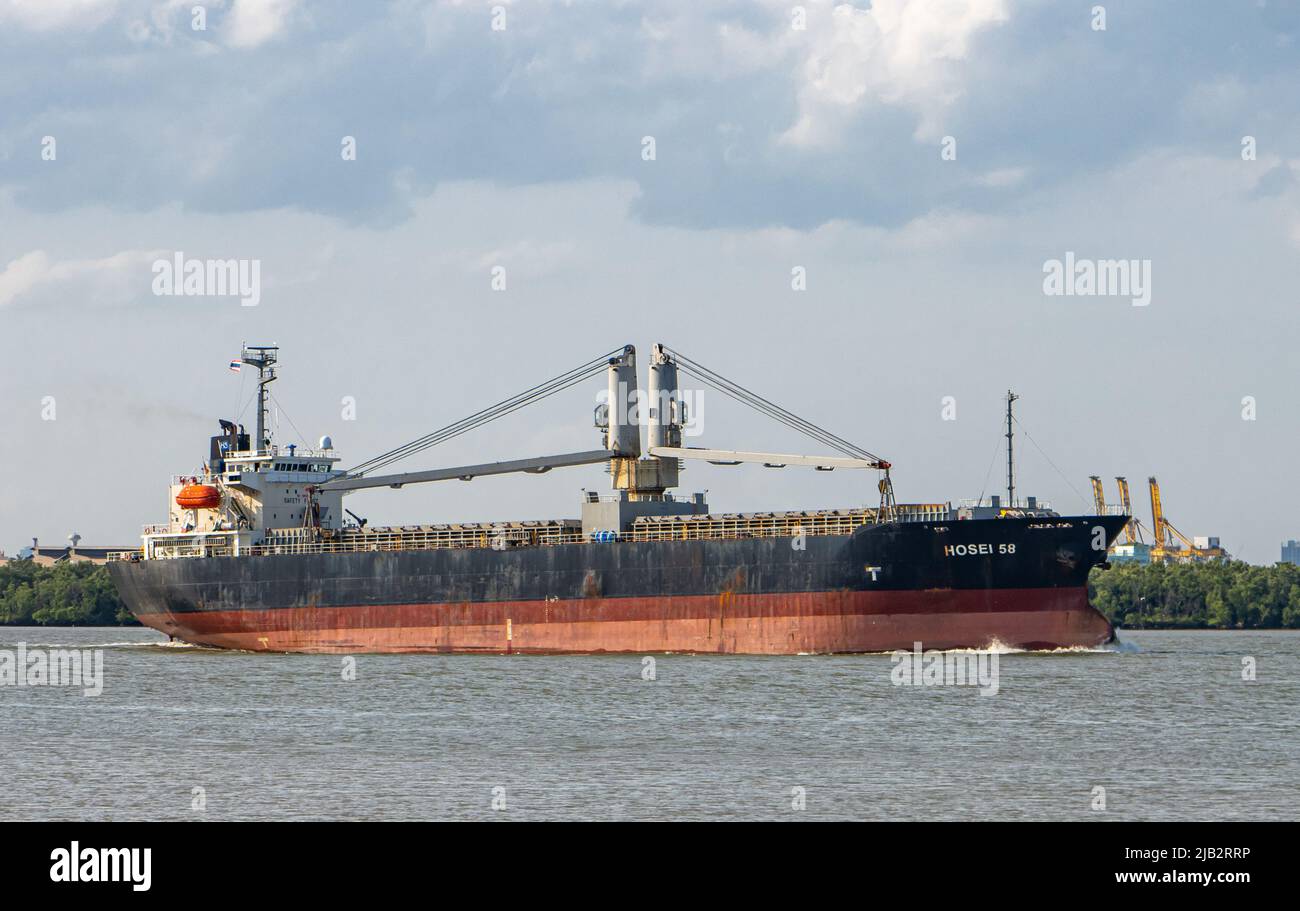 SAMUT PRAKAN, THAILAND, MAI 25 2022, das Frachtschiff HOSEI 58 fährt vom Chao Phraya River auf die offene See Stockfoto