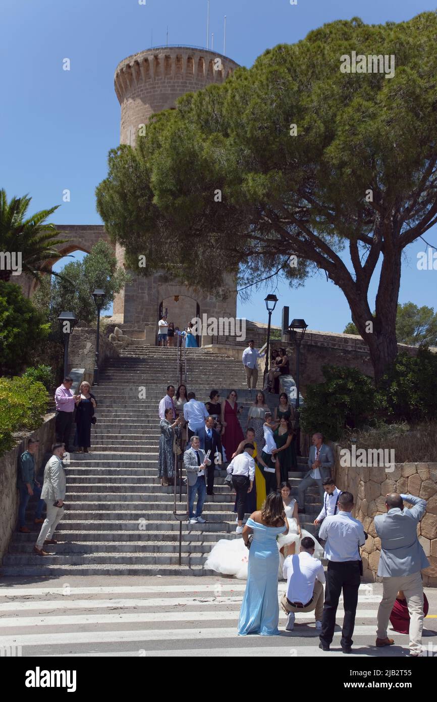 Spanien, Balearen, Mallorca, Palma de Mallorca, Schloss Bellver mit Hochzeitsfeier fotografieren auf der Treppe. Stockfoto