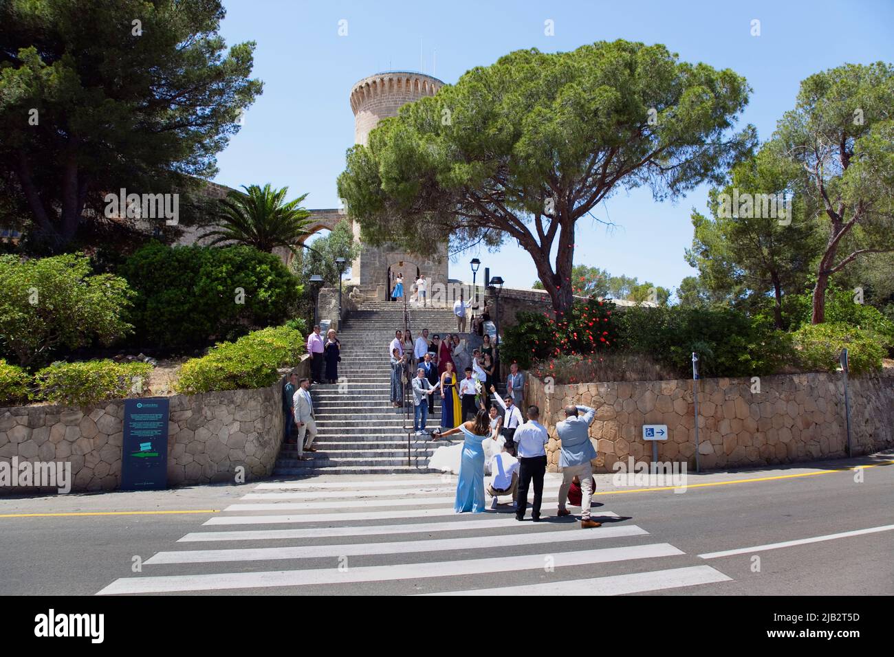 Spanien, Balearen, Mallorca, Palma de Mallorca, Schloss Bellver mit Hochzeitsfeier fotografieren auf der Treppe. Stockfoto
