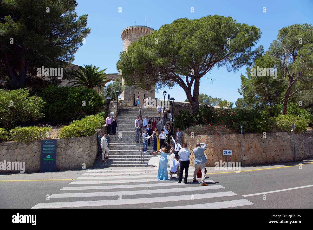 Spanien, Balearen, Mallorca, Palma de Mallorca, Schloss Bellver mit Hochzeitsfeier fotografieren auf der Treppe. Stockfoto