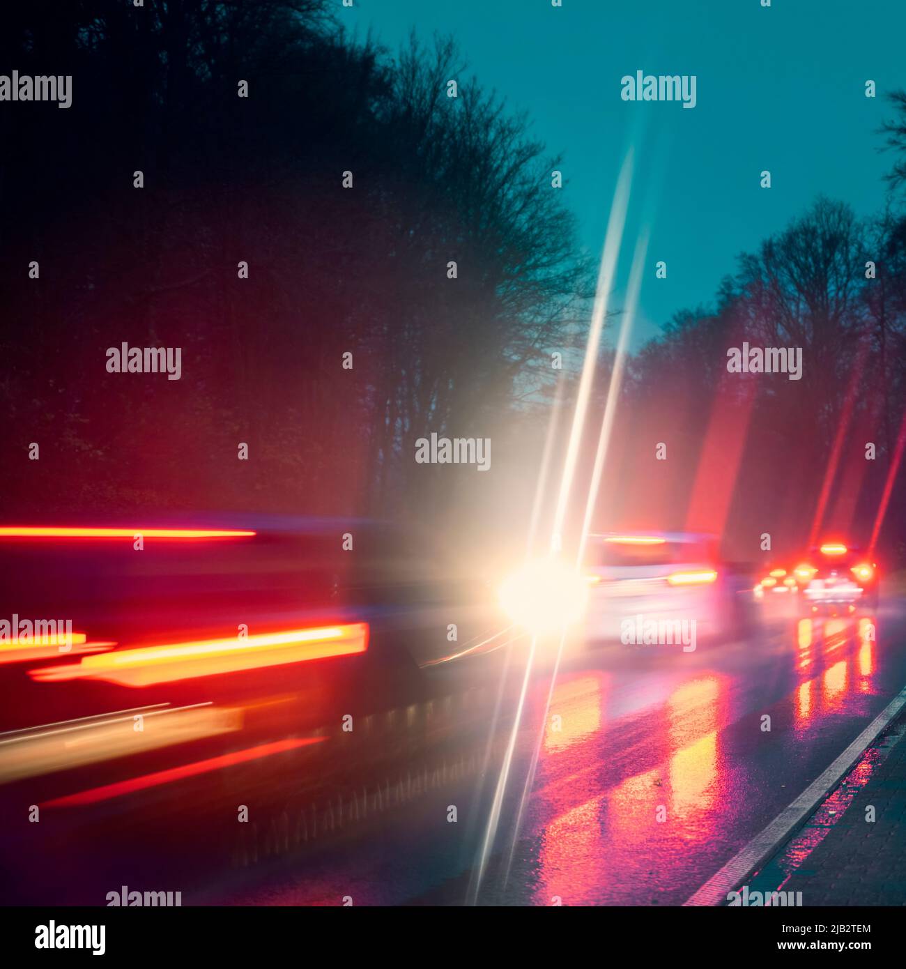 Stark befahrene Landstraße im Dunkeln in der Nähe von Frankfurt am Main Stockfoto