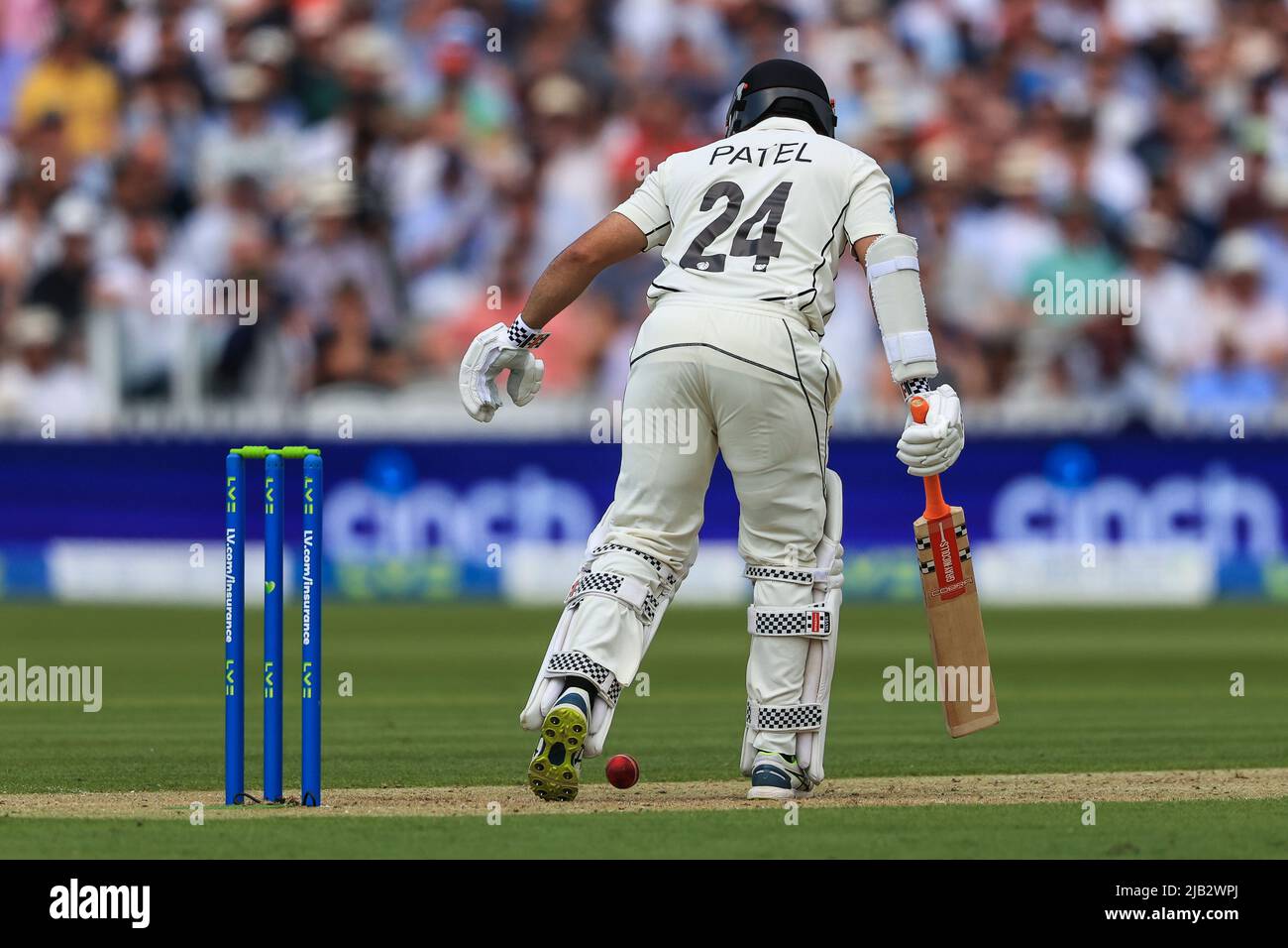 Ajaz Patel aus Neuseeland hat LBW von Matthew Potts aus England geschleppt Stockfoto