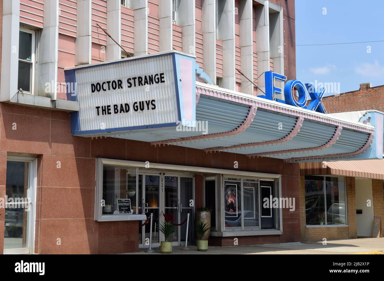 Fort Madison, Iowa, USA. Das Fox Theatre in einem Geschäftsviertel in der Altstadt. Das Kino bietet noch immer Erstaufführungen. Stockfoto