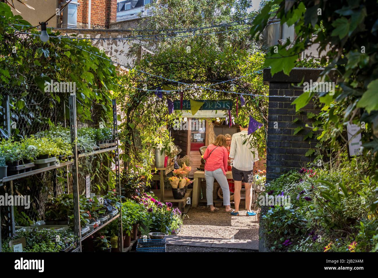 Leute, die in der Battersea Flower Station einkaufen, einem Gartenzentrum, einem Fabrikladen und Blumenladen in SW London, gelegen an der Battersea Park Road, London, SW11 Stockfoto