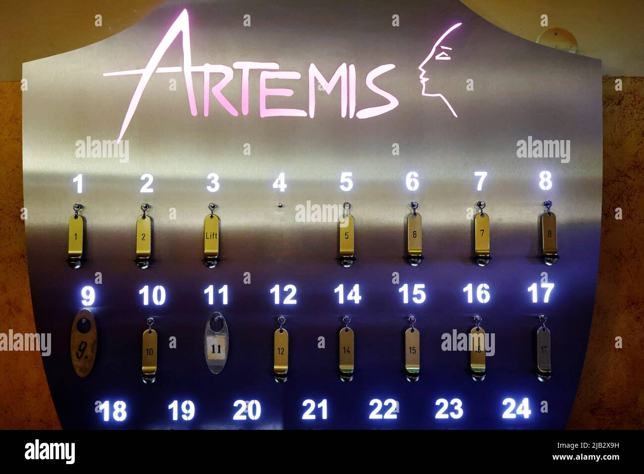 Eine Tafel mit Schlüsseln ist im Bordell Artemis am Internationalen Tag der Sexarbeiterin in Berlin, Deutschland, am 2. Juni 2022 abgebildet. REUTERS/Hannibal Hanschke Stockfoto