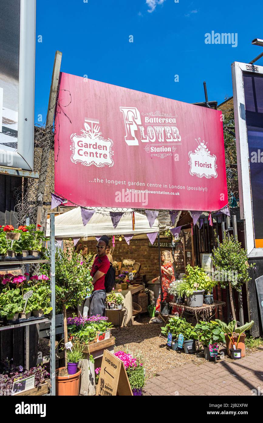 Menschen am Eingang zur Battersea Flower Station, einem Gartenzentrum, einem Fabrikladen und Floristen in SW London, an der Battersea Park Road, London SW11 Stockfoto