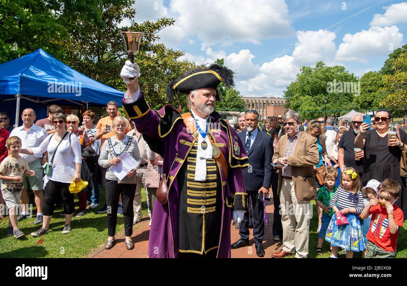 Windsor, Großbritannien. 2.. Juni 2022. Town Crier Chris Brown heißt alle willkommen. Ein von Ihrer Majestät der Königin gestifteter Ochse wurde heute in Batchelor's Acre gebraten. Menschen, die eine Eintrittskarte für den Ochsenbraten gekauft haben, erhielten ebenfalls eine Teilnahmebescheinigung. Die ersten Scheiben wurden von Sir James Perowne, Govenor von Windsor Castle, und dem Bürgermeister von Windsor und Maidenhead, Cllr Christine Bateson, geschnitten. Quelle: Maureen McLean/Alamy Live News Stockfoto