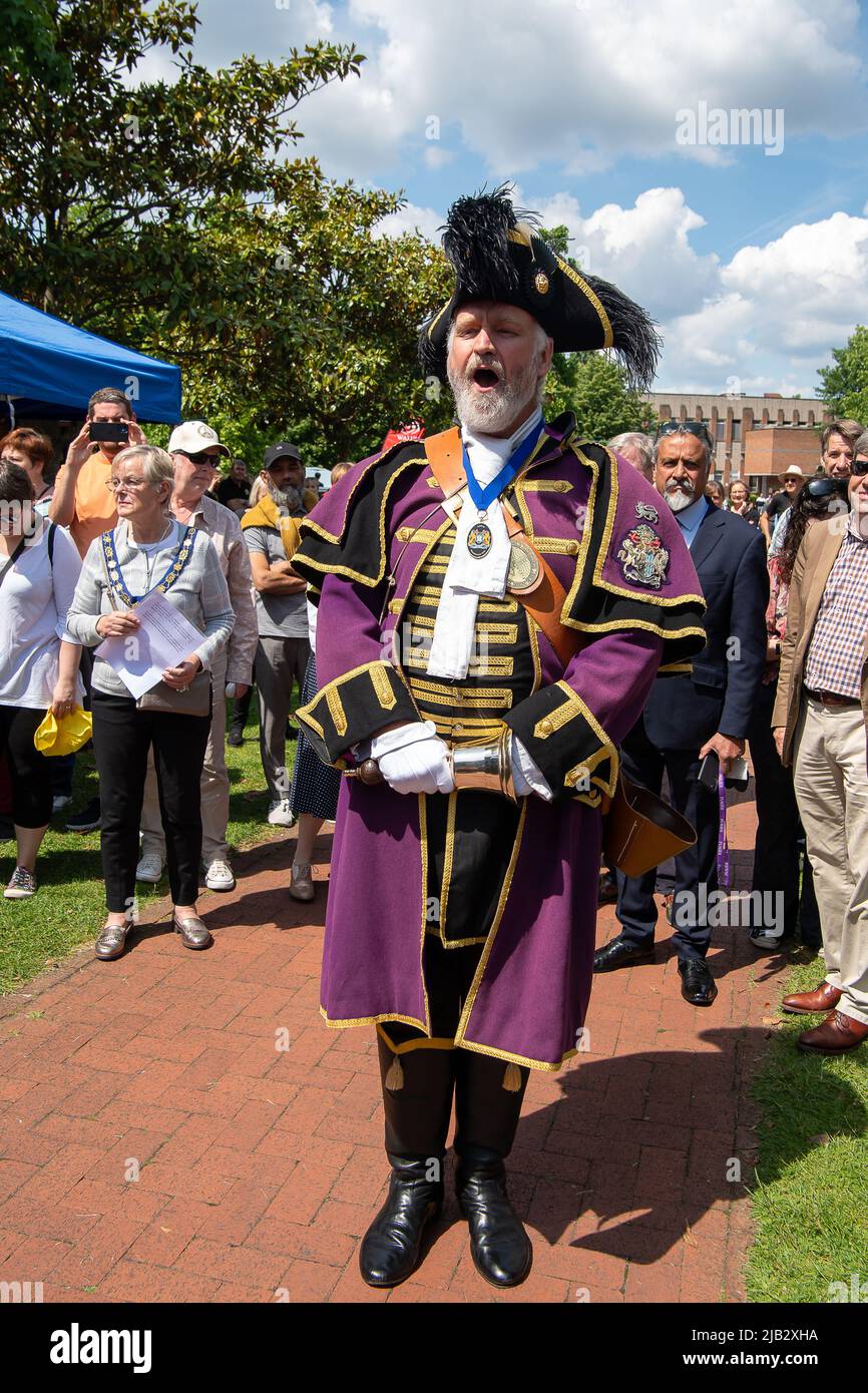 Windsor, Großbritannien. 2.. Juni 2022. Town Crier Chris Brown heißt alle willkommen. Ein von Ihrer Majestät der Königin gestifteter Ochse wurde heute in Batchelor's Acre gebraten. Menschen, die eine Eintrittskarte für den Ochsenbraten gekauft haben, erhielten ebenfalls eine Teilnahmebescheinigung. Die ersten Scheiben wurden von Sir James Perowne, Govenor von Windsor Castle, und dem Bürgermeister von Windsor und Maidenhead, Cllr Christine Bateson, geschnitten. Quelle: Maureen McLean/Alamy Live News Stockfoto