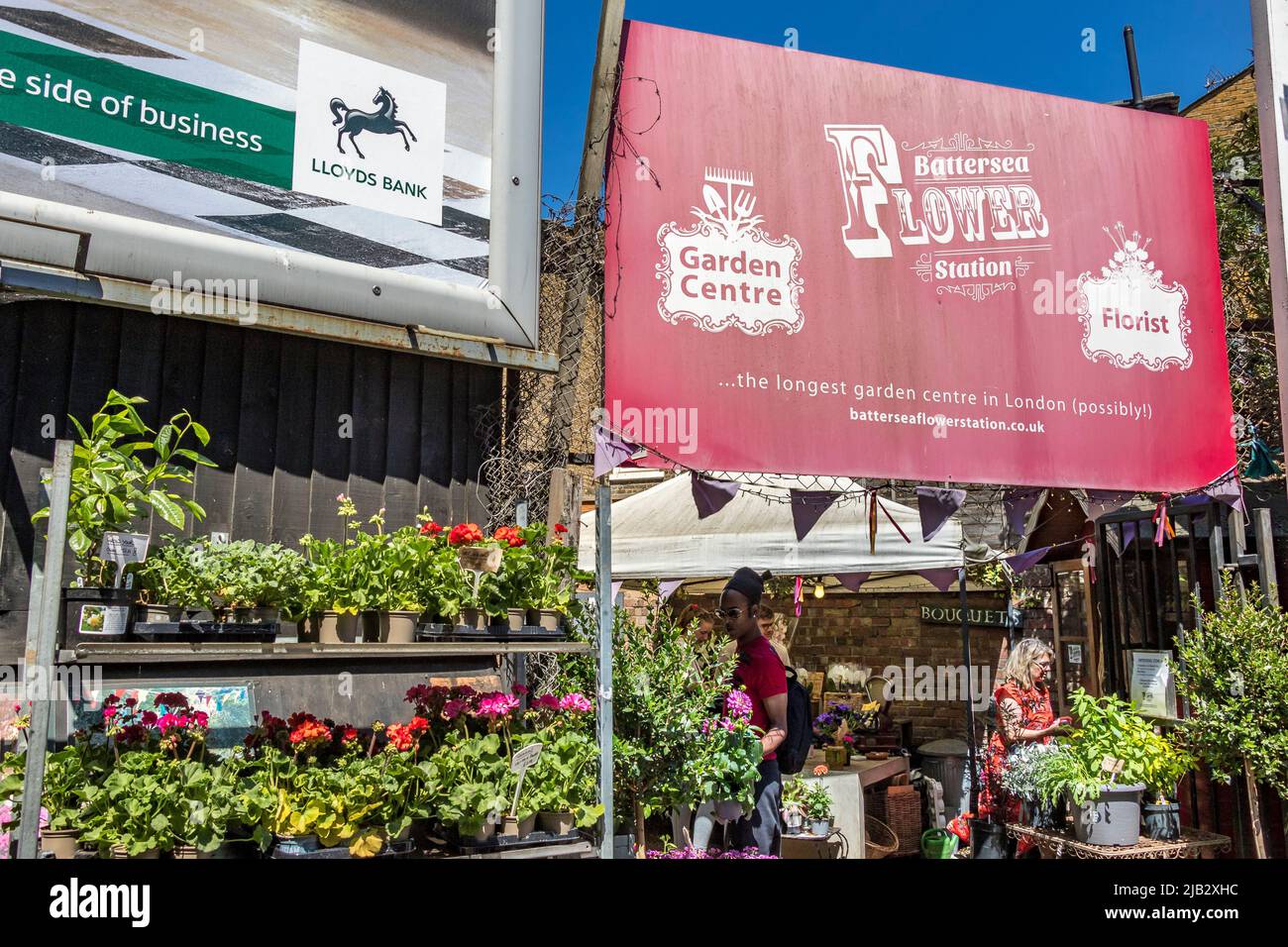 Menschen am Eingang zur Battersea Flower Station, einem Gartenzentrum, einem Fabrikladen und Floristen in SW London, an der Battersea Park Road, London SW11 Stockfoto