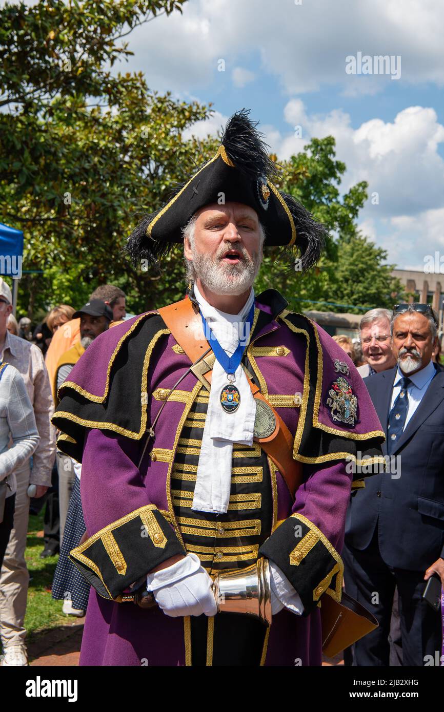 Windsor, Großbritannien. 2.. Juni 2022. Town Crier Chris Brown heißt alle willkommen. Ein von Ihrer Majestät der Königin gestifteter Ochse wurde heute in Batchelor's Acre gebraten. Menschen, die eine Eintrittskarte für den Ochsenbraten gekauft haben, erhielten ebenfalls eine Teilnahmebescheinigung. Die ersten Scheiben wurden von Sir James Perowne, Govenor von Windsor Castle, und dem Bürgermeister von Windsor und Maidenhead, Cllr Christine Bateson, geschnitten. Quelle: Maureen McLean/Alamy Live News Stockfoto