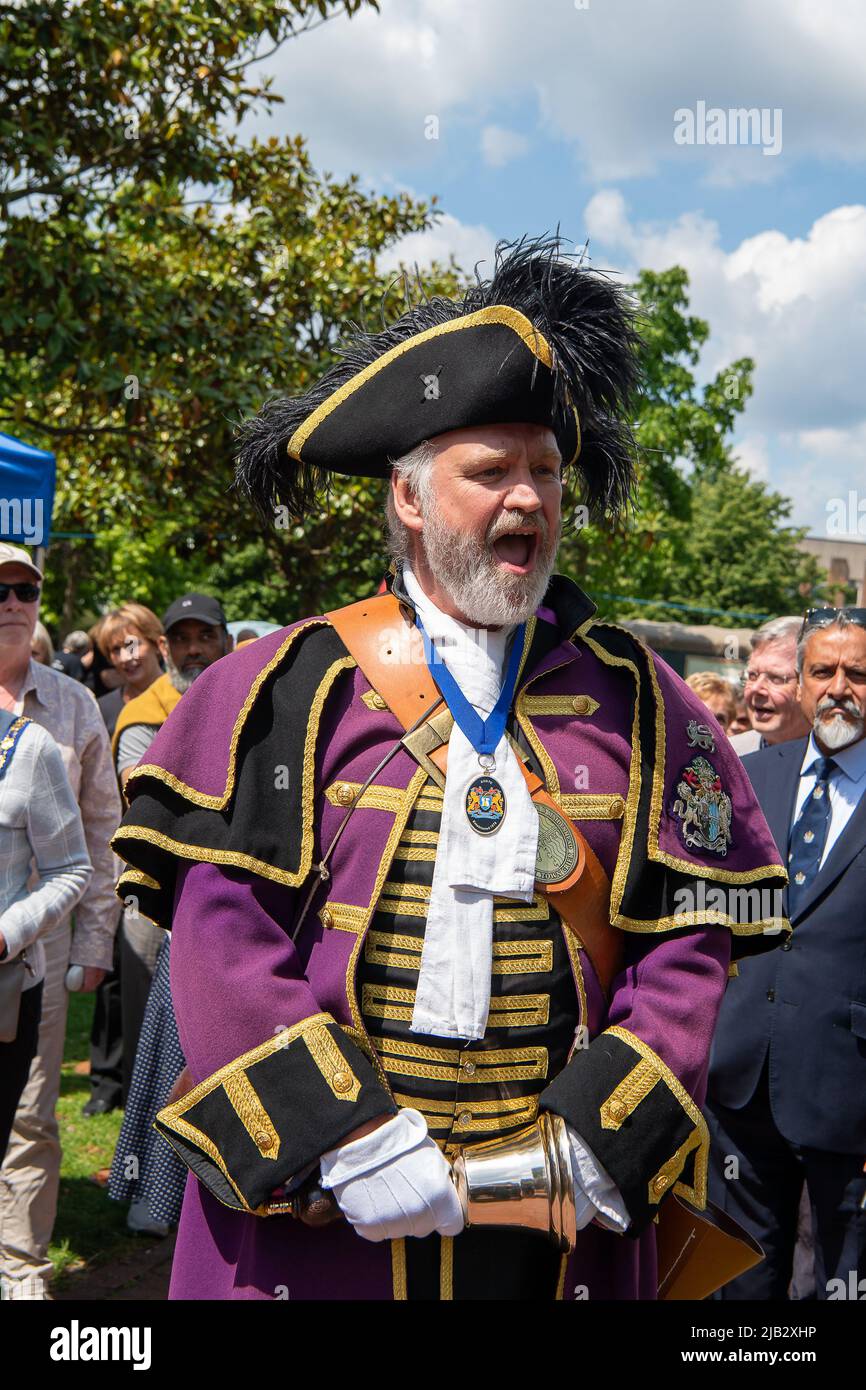 Windsor, Großbritannien. 2.. Juni 2022. Town Crier Chris Brown heißt alle willkommen. Ein von Ihrer Majestät der Königin gestifteter Ochse wurde heute in Batchelor's Acre gebraten. Menschen, die eine Eintrittskarte für den Ochsenbraten gekauft haben, erhielten ebenfalls eine Teilnahmebescheinigung. Die ersten Scheiben wurden von Sir James Perowne, Govenor von Windsor Castle, und dem Bürgermeister von Windsor und Maidenhead, Cllr Christine Bateson, geschnitten. Quelle: Maureen McLean/Alamy Live News Stockfoto