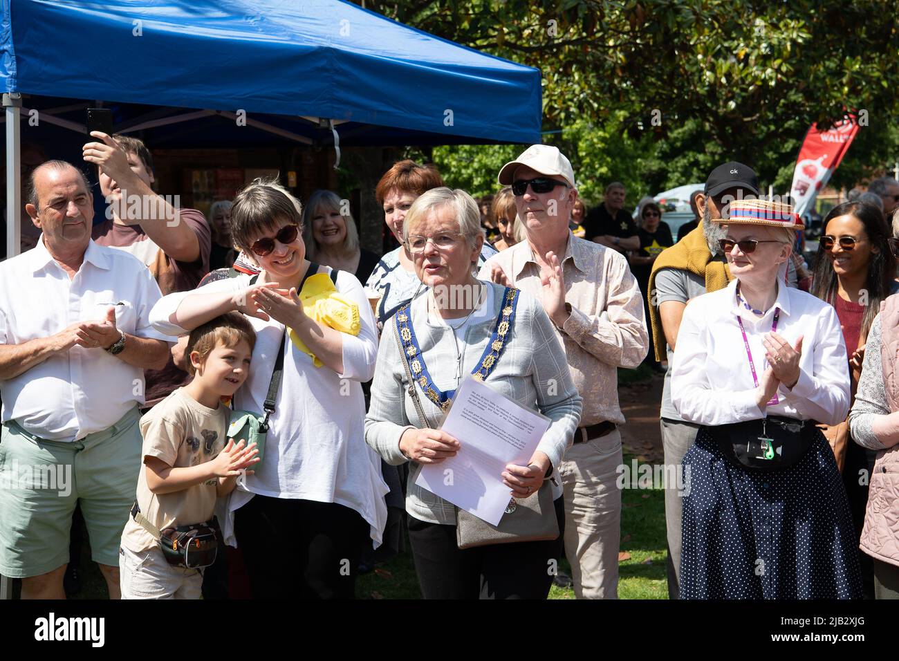 Windsor, Großbritannien. 2.. Juni 2022. Ein von Ihrer Majestät der Königin gestifteter Ochse wurde heute in Batchelor's Acre gebraten. Menschen, die eine Eintrittskarte für den Ochsenbraten gekauft haben, erhielten ebenfalls eine Teilnahmebescheinigung. Die ersten Scheiben wurden von Sir James Perowne, Govenor von Windsor Castle, und dem Bürgermeister von Windsor und Maidenhead, Cllr Christine Bateson, geschnitten (im Bild). Quelle: Maureen McLean/Alamy Live News Stockfoto