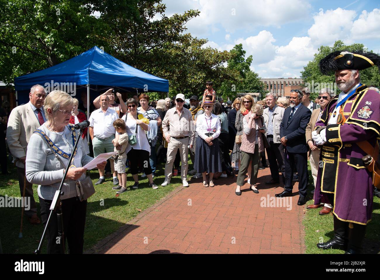 Windsor, Großbritannien. 2.. Juni 2022. Ein von Ihrer Majestät der Königin gestifteter Ochse wurde heute in Batchelor's Acre gebraten. Menschen, die eine Eintrittskarte für den Ochsenbraten gekauft haben, erhielten ebenfalls eine Teilnahmebescheinigung. Die ersten Scheiben wurden von Sir James Perowne, Govenor von Windsor Castle, und dem Bürgermeister von Windsor und Maidenhead, Cllr Christine Bateson, geschnitten (im Bild). Quelle: Maureen McLean/Alamy Live News Stockfoto