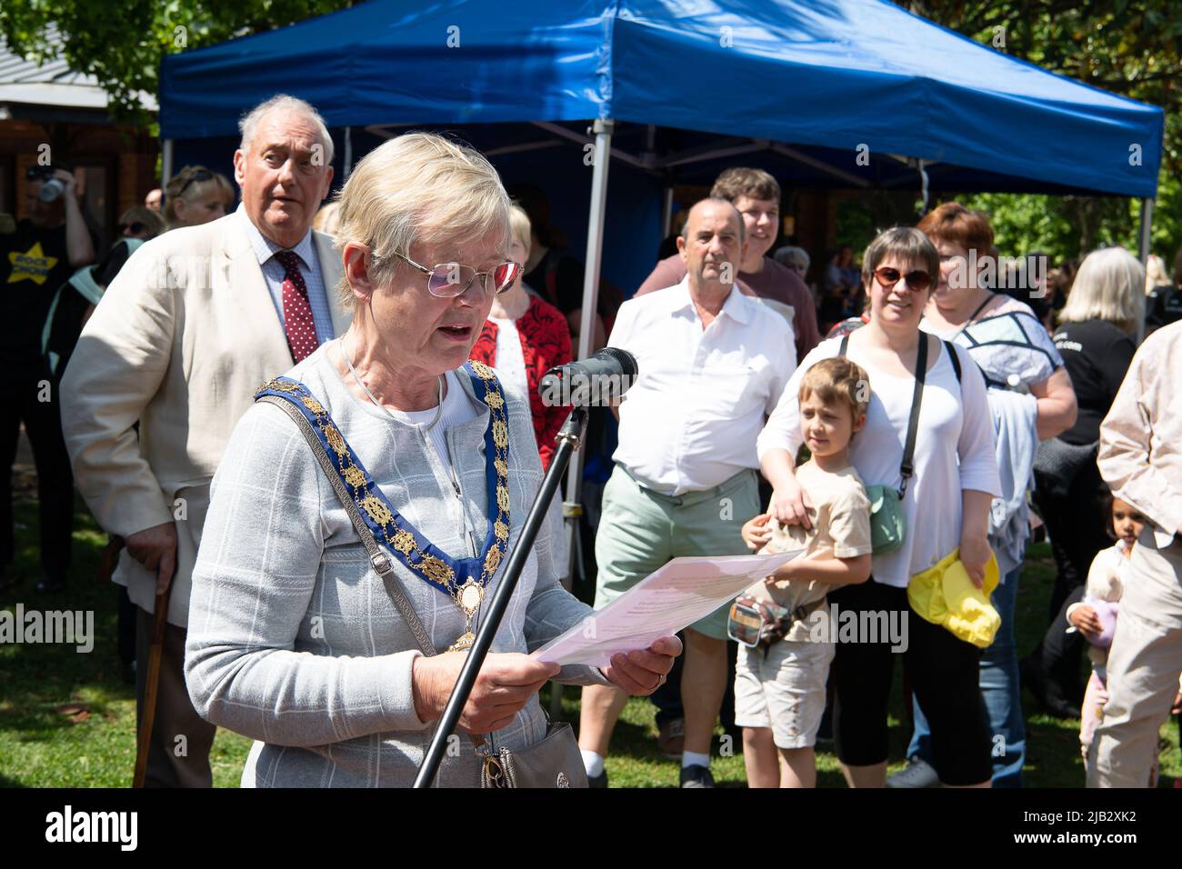 Windsor, Großbritannien. 2.. Juni 2022. Ein von Ihrer Majestät der Königin gestifteter Ochse wurde heute in Batchelor's Acre gebraten. Menschen, die eine Eintrittskarte für den Ochsenbraten gekauft haben, erhielten ebenfalls eine Teilnahmebescheinigung. Die ersten Scheiben wurden von Sir James Perowne, Govenor von Windsor Castle, und dem Bürgermeister von Windsor und Maidenhead, Cllr Christine Bateson, geschnitten (im Bild). Quelle: Maureen McLean/Alamy Live News Stockfoto