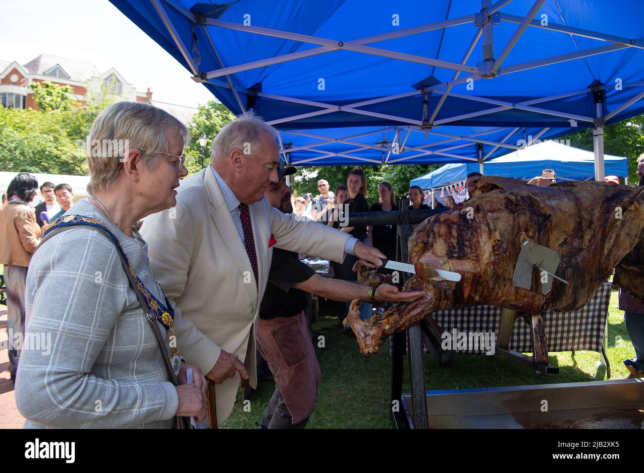 Windsor, Großbritannien. 2.. Juni 2022. Ein von Ihrer Majestät der Königin gestifteter Ochse wurde heute in Batchelor's Acre gebraten. Menschen, die eine Eintrittskarte für den Ochsenbraten gekauft haben, erhielten ebenfalls eine Teilnahmebescheinigung. Die ersten Scheiben wurden von Sir James Perowne, Govenor von Windsor Castle, und dem Bürgermeister von Windsor und Maidenhead, Cllr Christine Bateson, geschnitten. Quelle: Maureen McLean/Alamy Live News Stockfoto