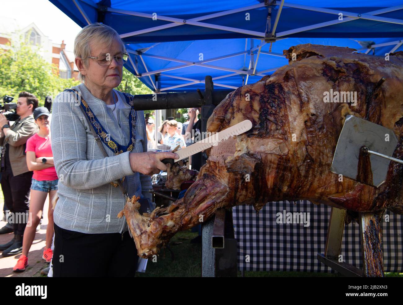 Windsor, Großbritannien. 2.. Juni 2022. Ein von Ihrer Majestät der Königin gestifteter Ochse wurde heute in Batchelor's Acre gebraten. Menschen, die eine Eintrittskarte für den Ochsenbraten gekauft haben, erhielten ebenfalls eine Teilnahmebescheinigung. Die ersten Scheiben wurden von Sir James Perowne, Govenor von Windsor Castle, und dem Bürgermeister von Windsor und Maidenhead, Cllr Christine Bateson, geschnitten. Quelle: Maureen McLean/Alamy Live News Stockfoto