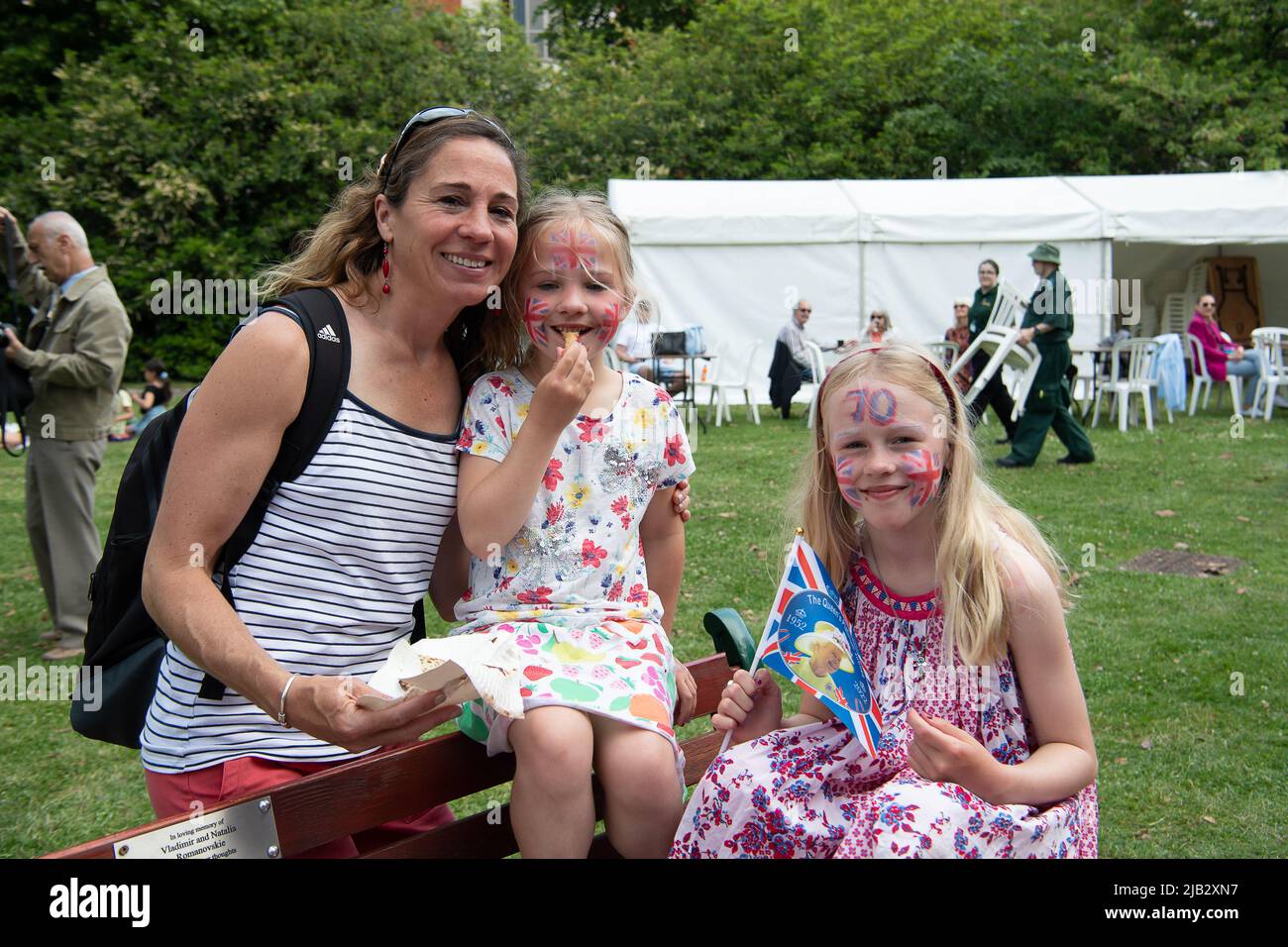 Windsor, Großbritannien. 2.. Juni 2022. Ein von Ihrer Majestät der Königin gestifteter Ochse wurde heute in Batchelor's Acre gebraten. Menschen, die eine Eintrittskarte für den Ochsenbraten gekauft haben, erhielten ebenfalls eine Teilnahmebescheinigung. Die ersten Scheiben wurden von Sir James Perowne, Govenor von Windsor Castle, und dem Bürgermeister von Windsor und Maidenhead, Cllr Christine Bateson, geschnitten. Quelle: Maureen McLean/Alamy Live News Stockfoto