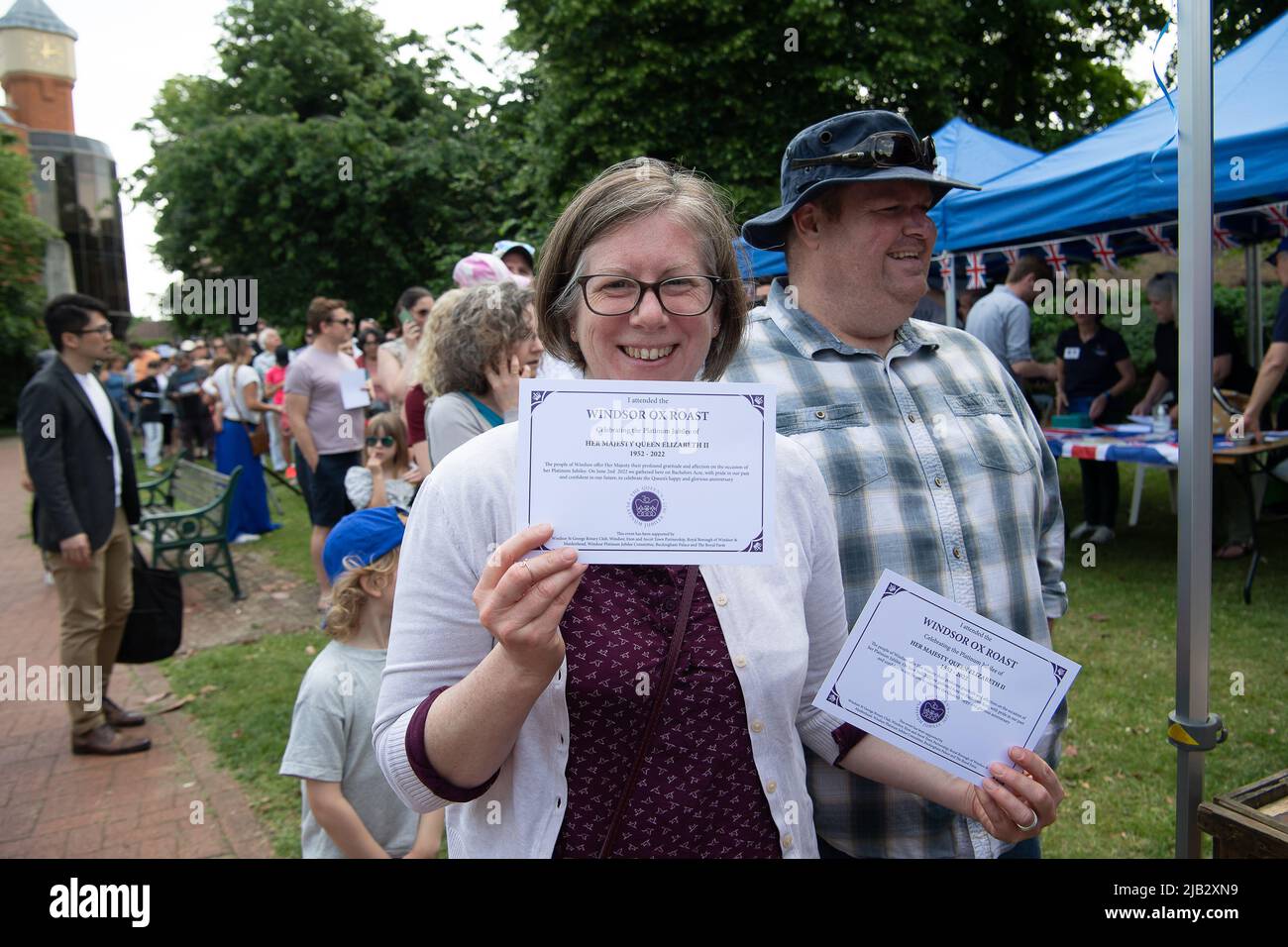 Windsor, Großbritannien. 2.. Juni 2022. Ein von Ihrer Majestät der Königin gestifteter Ochse wurde heute in Batchelor's Acre gebraten. Menschen, die eine Eintrittskarte für den Ochsenbraten gekauft haben, erhielten ebenfalls eine Teilnahmebescheinigung. Die ersten Scheiben wurden von Sir James Perowne, Govenor von Windsor Castle, und dem Bürgermeister von Windsor und Maidenhead, Cllr Christine Bateson, geschnitten. Quelle: Maureen McLean/Alamy Live News Stockfoto