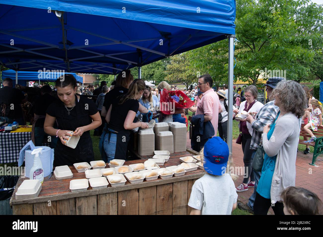Windsor, Großbritannien. 2.. Juni 2022. Ein von Ihrer Majestät der Königin gestifteter Ochse wurde heute in Batchelor's Acre gebraten. Menschen, die eine Eintrittskarte für den Ochsenbraten gekauft haben, erhielten ebenfalls eine Teilnahmebescheinigung. Die ersten Scheiben wurden von Sir James Perowne, Govenor von Windsor Castle, und dem Bürgermeister von Windsor und Maidenhead, Cllr Christine Bateson, geschnitten. Quelle: Maureen McLean/Alamy Live News Stockfoto