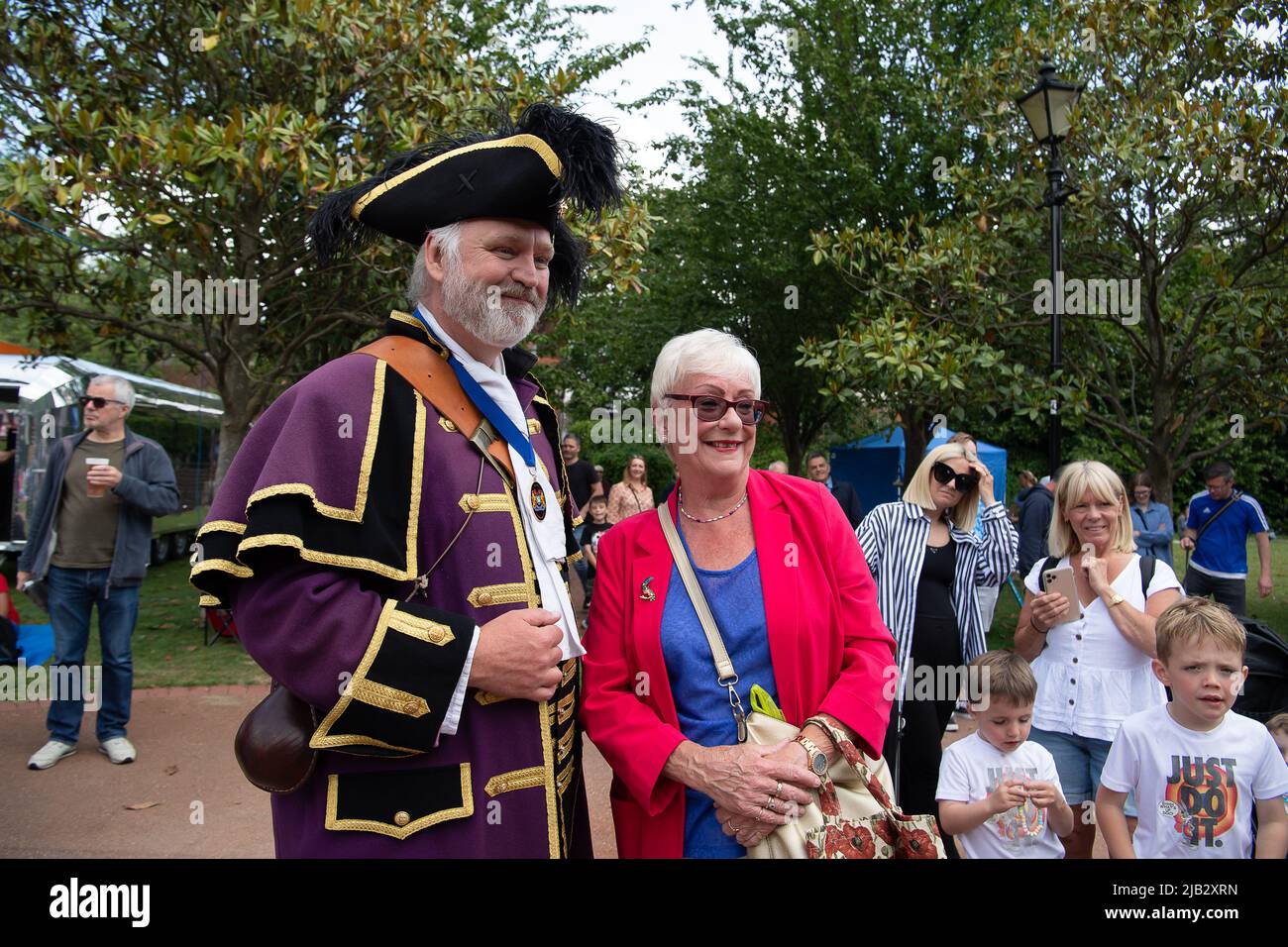 Windsor, Großbritannien. 2.. Juni 2022. Ein von Ihrer Majestät der Königin gestifteter Ochse wurde heute in Batchelor's Acre gebraten. Menschen, die eine Eintrittskarte für den Ochsenbraten gekauft haben, erhielten ebenfalls eine Teilnahmebescheinigung. Die ersten Scheiben wurden von Sir James Perowne, Govenor von Windsor Castle, und dem Bürgermeister von Windsor und Maidenhead, Cllr Christine Bateson, geschnitten. Quelle: Maureen McLean/Alamy Live News Stockfoto
