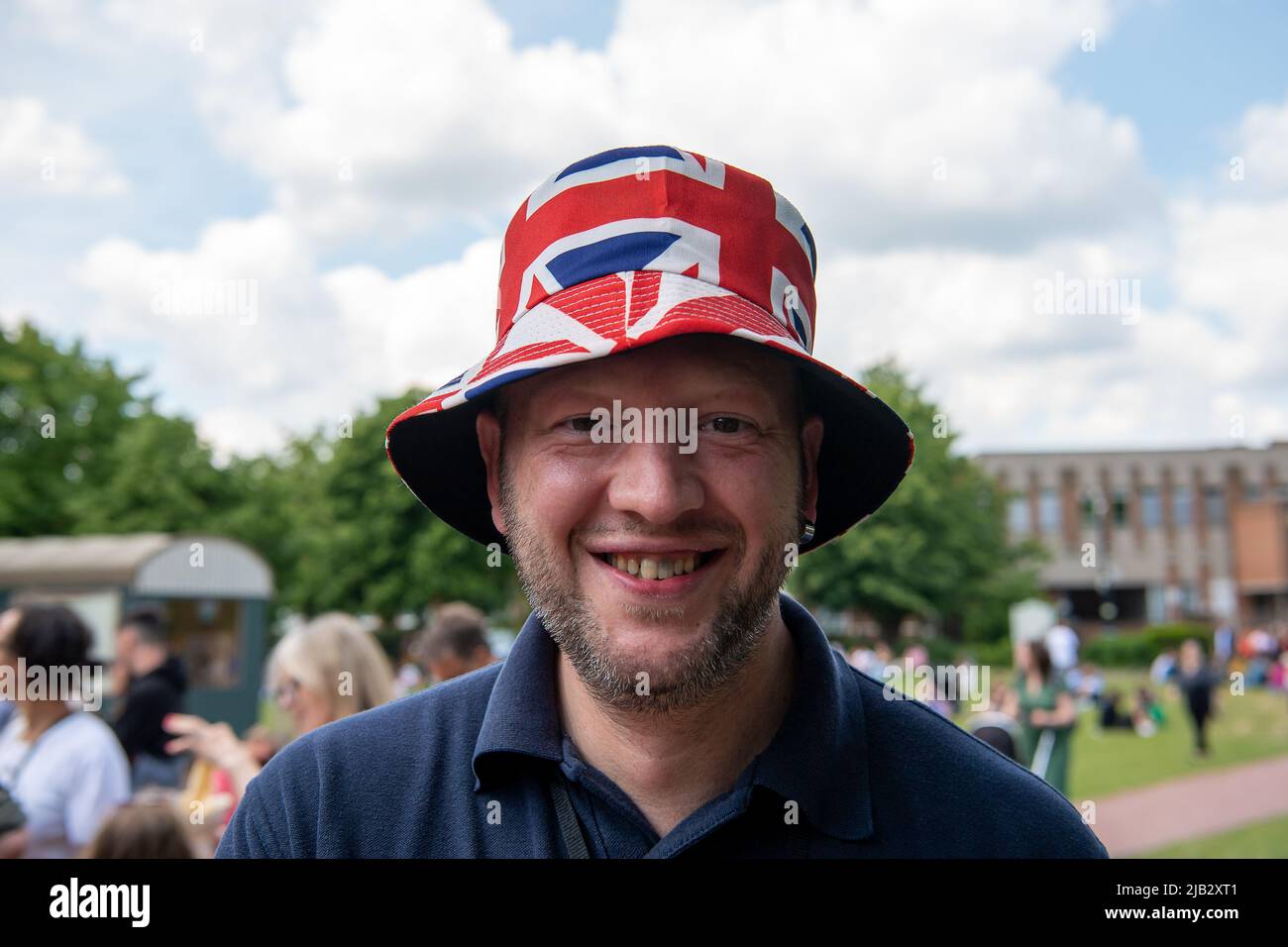 Windsor, Großbritannien. 2.. Juni 2022. Ein von Ihrer Majestät der Königin gestifteter Ochse wurde heute in Batchelor's Acre gebraten. Menschen, die eine Eintrittskarte für den Ochsenbraten gekauft haben, erhielten ebenfalls eine Teilnahmebescheinigung. Die ersten Scheiben wurden von Sir James Perowne, Govenor von Windsor Castle, und dem Bürgermeister von Windsor und Maidenhead, Cllr Christine Bateson, geschnitten. Quelle: Maureen McLean/Alamy Live News Stockfoto
