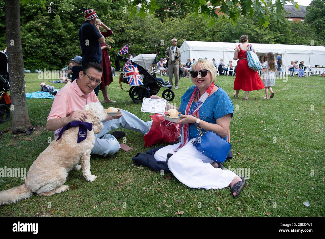 Windsor, Großbritannien. 2.. Juni 2022. Ein Hund versucht sich zu wehren, einen Bissen des Ochsens zu nehmen. Ein von Ihrer Majestät der Königin gestifteter Ochse wurde heute in Batchelor's Acre gebraten. Menschen, die eine Eintrittskarte für den Ochsenbraten gekauft haben, erhielten ebenfalls eine Teilnahmebescheinigung. Die ersten Scheiben wurden von Sir James Perowne, Govenor von Windsor Castle, und dem Bürgermeister von Windsor und Maidenhead, Cllr Christine Bateson, geschnitten. Quelle: Maureen McLean/Alamy Live News Stockfoto