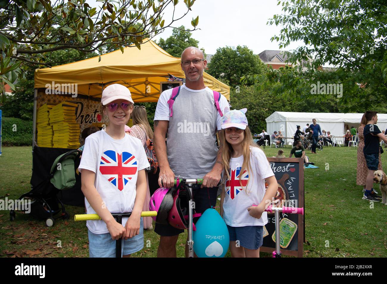 Windsor, Großbritannien. 2.. Juni 2022. Ein von Ihrer Majestät der Königin gestifteter Ochse wurde heute in Batchelor's Acre gebraten. Menschen, die eine Eintrittskarte für den Ochsenbraten gekauft haben, erhielten ebenfalls eine Teilnahmebescheinigung. Die ersten Scheiben wurden von Sir James Perowne, Govenor von Windsor Castle, und dem Bürgermeister von Windsor und Maidenhead, Cllr Christine Bateson, geschnitten. Quelle: Maureen McLean/Alamy Live News Stockfoto