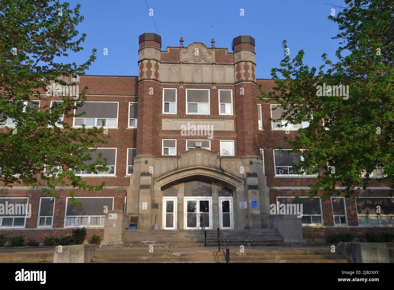 Fort Madison, Iowa, USA. Eine Mittelschule in einer Kleinstadt. Architektur und Gebäude wie diese sind für weiterführende Schulen üblich, die vor W gebaut wurden Stockfoto