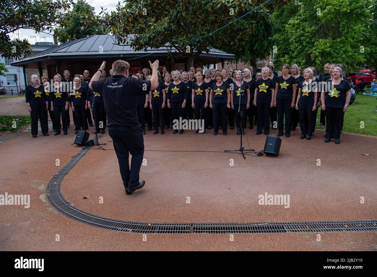 Windsor, Großbritannien. 2.. Juni 2022. Der Rock Choir unterhielt die Gäste. Ein von Ihrer Majestät der Königin gestifteter Ochse wurde heute in Batchelor's Acre gebraten. Menschen, die eine Eintrittskarte für den Ochsenbraten gekauft haben, erhielten ebenfalls eine Teilnahmebescheinigung. Die ersten Scheiben wurden von Sir James Perowne, Govenor von Windsor Castle, und dem Bürgermeister von Windsor und Maidenhead, Cllr Christine Bateson, geschnitten. Quelle: Maureen McLean/Alamy Live News Stockfoto