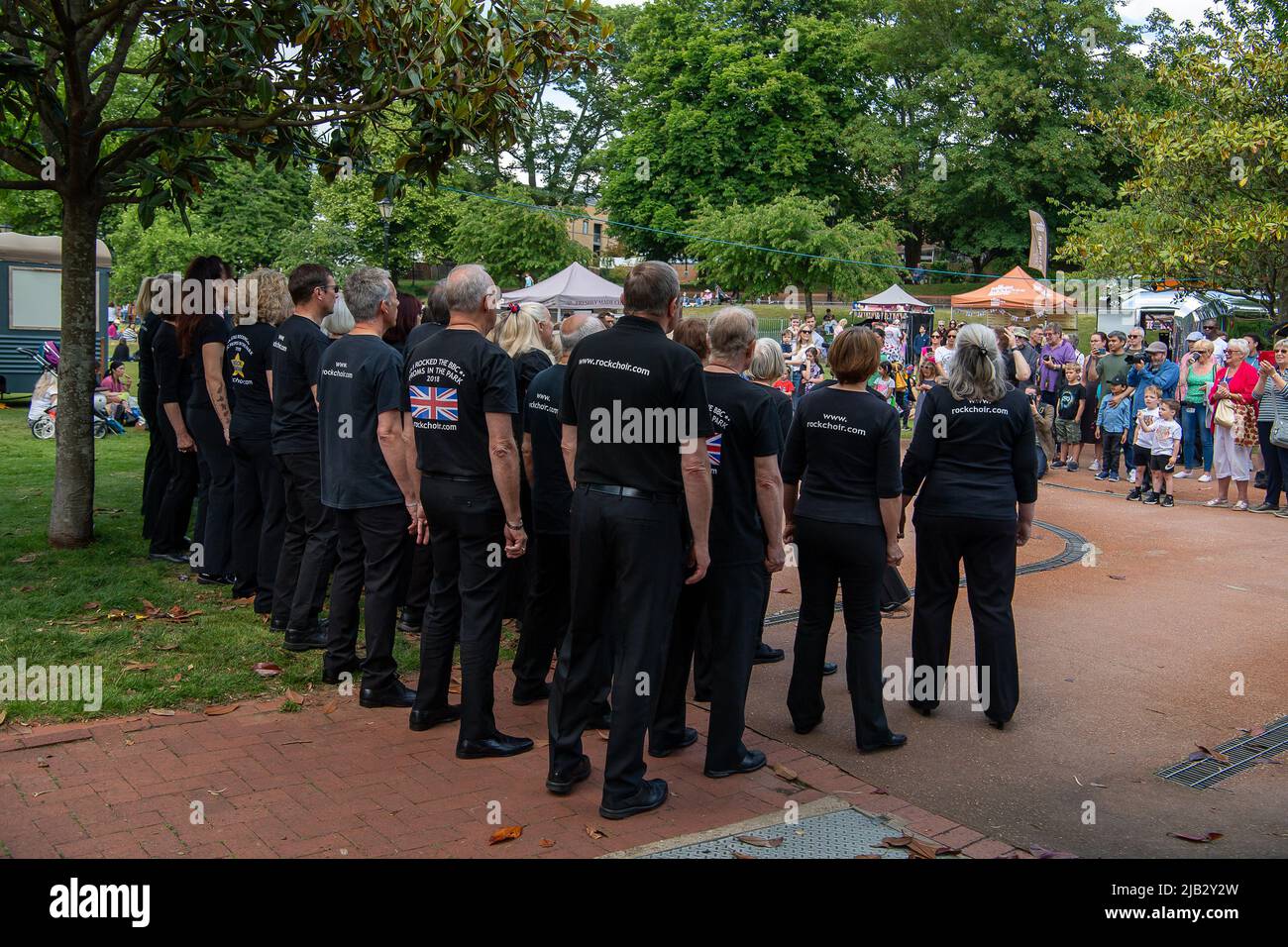 Windsor, Großbritannien. 2.. Juni 2022. Der Rock Choir unterhielt die Gäste. Ein von Ihrer Majestät der Königin gestifteter Ochse wurde heute in Batchelor's Acre gebraten. Menschen, die eine Eintrittskarte für den Ochsenbraten gekauft haben, erhielten ebenfalls eine Teilnahmebescheinigung. Die ersten Scheiben wurden von Sir James Perowne, Govenor von Windsor Castle, und dem Bürgermeister von Windsor und Maidenhead, Cllr Christine Bateson, geschnitten. Quelle: Maureen McLean/Alamy Live News Stockfoto
