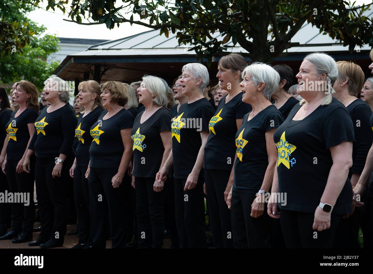 Windsor, Großbritannien. 2.. Juni 2022. Der Rock Choir unterhielt die Gäste. Ein von Ihrer Majestät der Königin gestifteter Ochse wurde heute in Batchelor's Acre gebraten. Menschen, die eine Eintrittskarte für den Ochsenbraten gekauft haben, erhielten ebenfalls eine Teilnahmebescheinigung. Die ersten Scheiben wurden von Sir James Perowne, Govenor von Windsor Castle, und dem Bürgermeister von Windsor und Maidenhead, Cllr Christine Bateson, geschnitten. Quelle: Maureen McLean/Alamy Live News Stockfoto